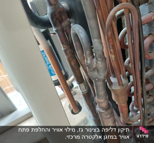 צינורות מתכת של מערכת מיזוג אוויר